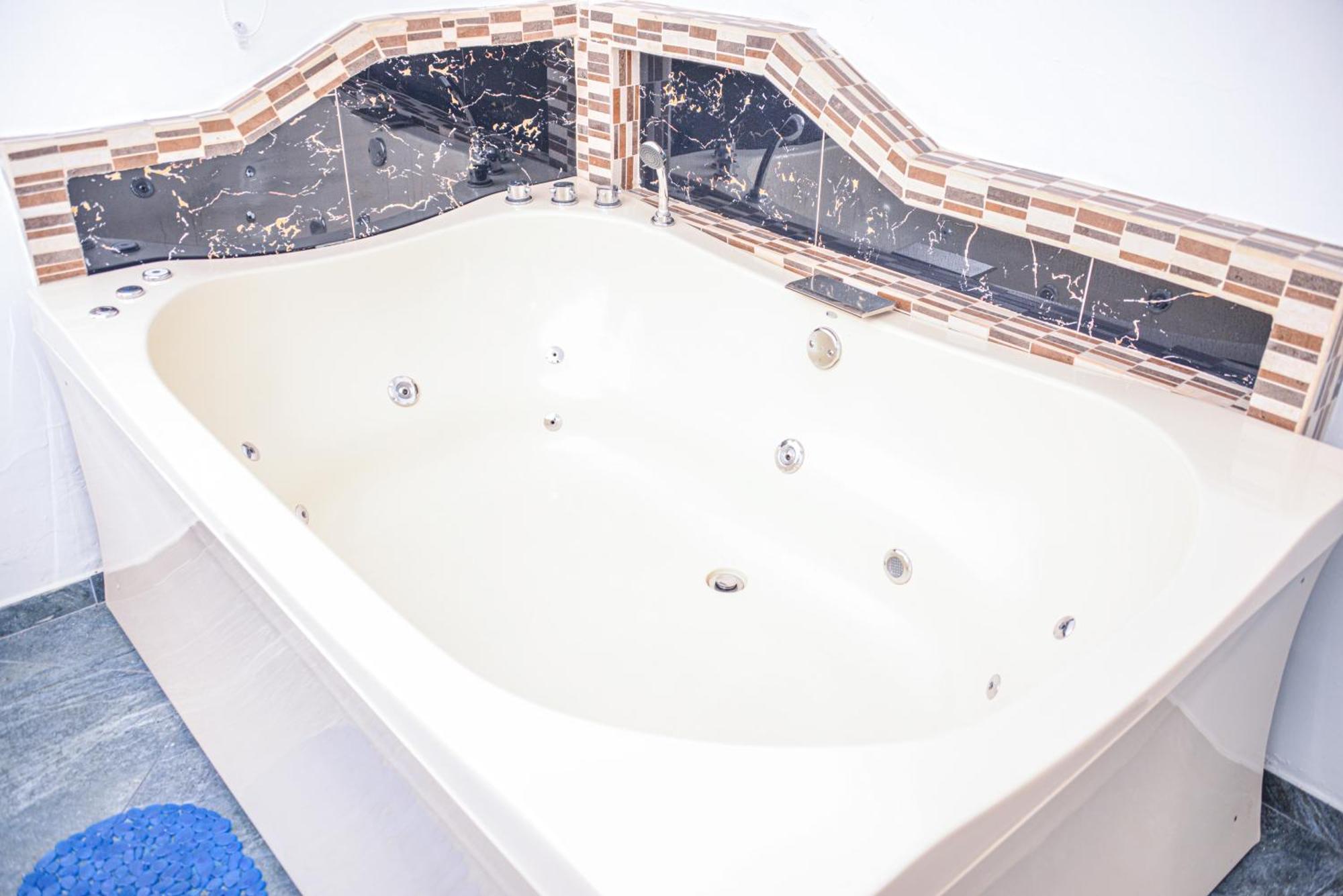Poblado Brownstone Apartment Меделин Екстериор снимка