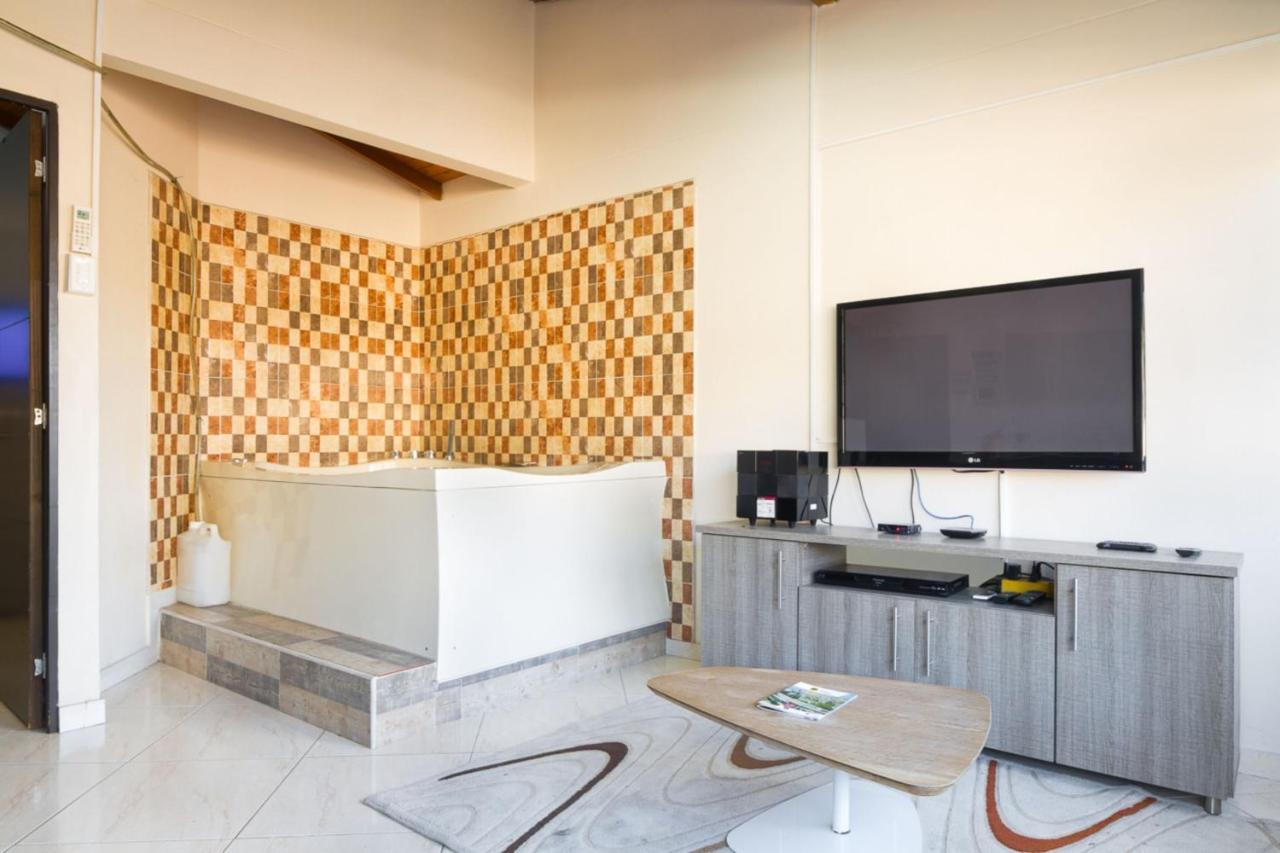 Poblado Brownstone Apartment Меделин Екстериор снимка